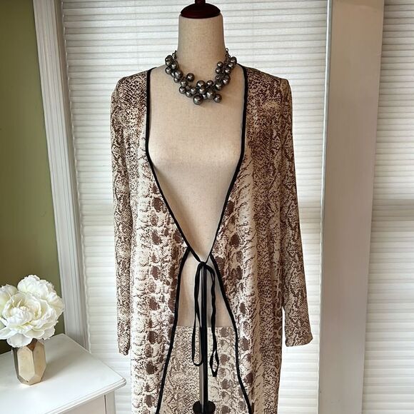 PrettylLittleThing Women’s 4 animal print tie front flowing cardigan NWT - Picture 3 of 16